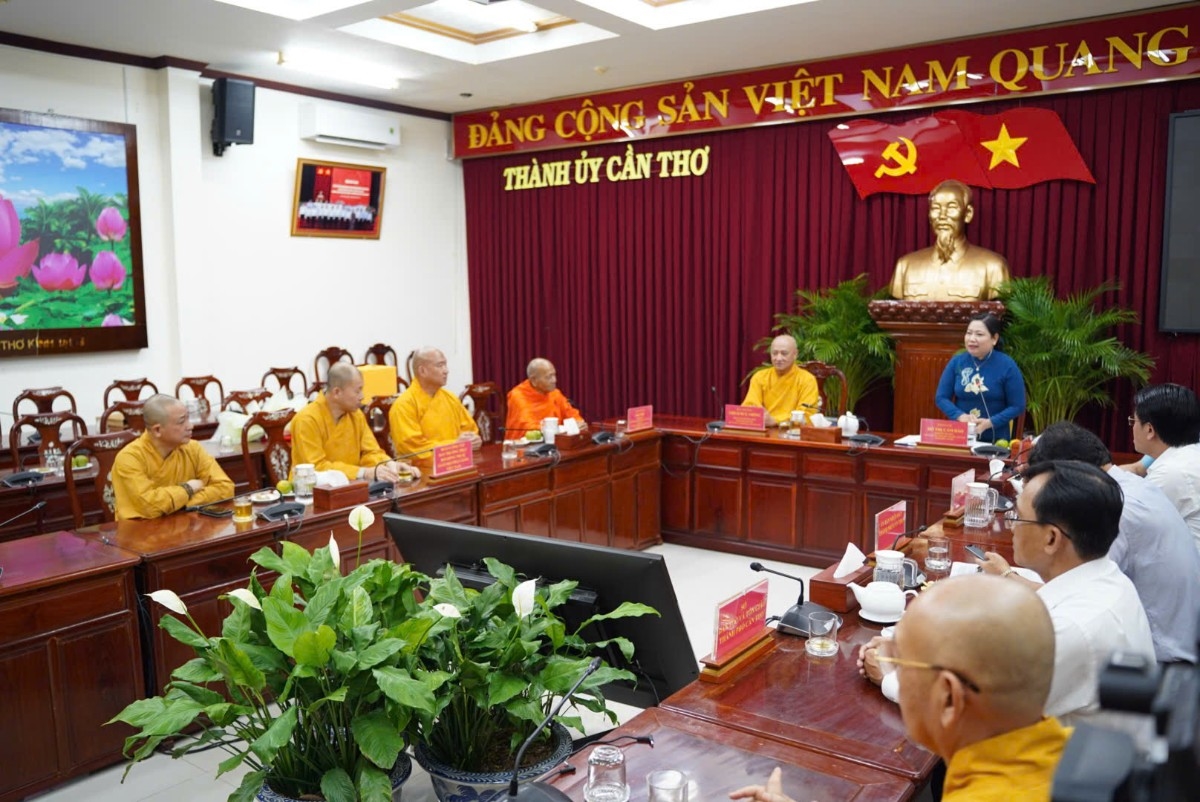 Bà Hồ Thị Cẩm Đào, Phó Bí thư Thành ủy, Chủ tịch Ủy ban MTTQVN TP. Cần Thơ, đón tiếp và trao đổi nhiều vấn đề với đoàn