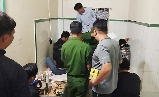 Lực lượng chức năng tổ chức khám nghiệm hiện trường. (Ảnh: Tiến Tầm)