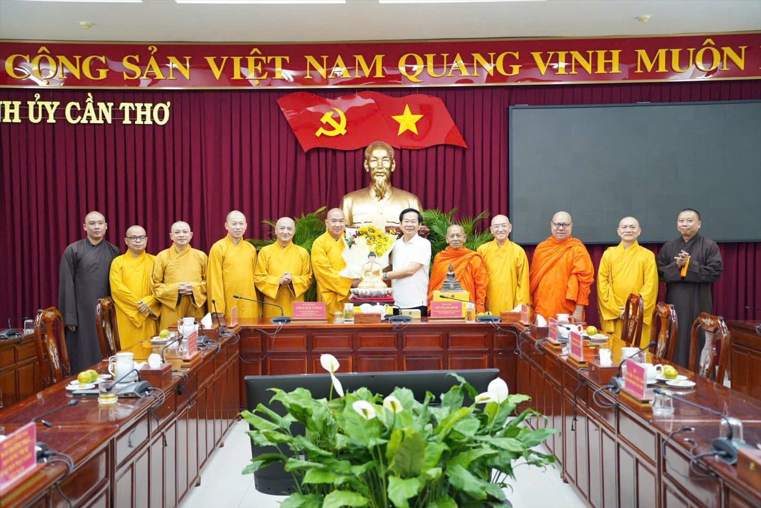 Bí thư Thành ủy Cần Thơ Đỗ Thanh Bình tiếp đoàn chư tôn đức Trung ương Giáo hội Phật giáo Việt Nam