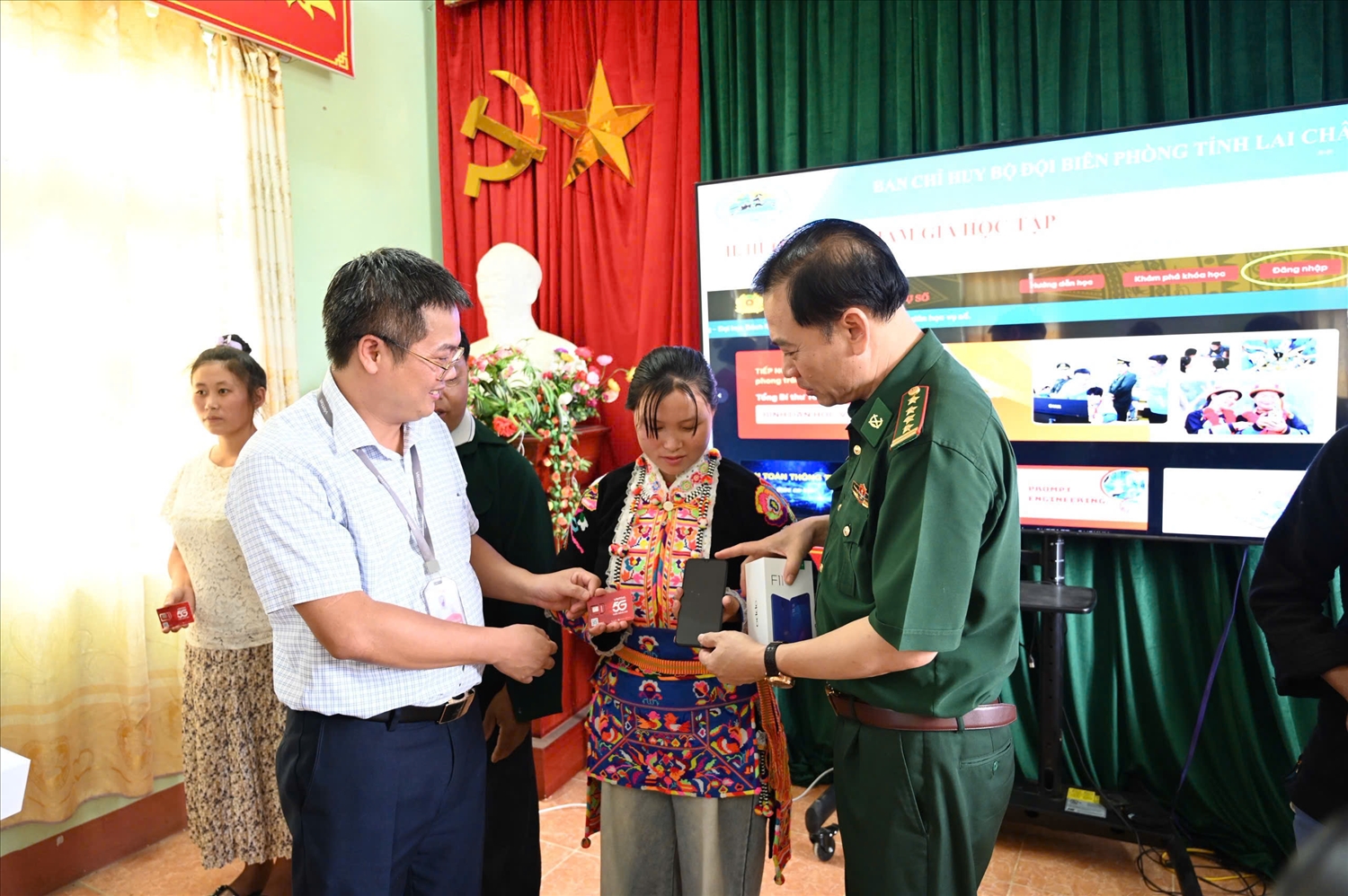 Ở nơi vùng sâu, vùng xa, biên giới Lai Châu, công nghệ số tưởng chừng xa vời, nay đã và đang trở nên hiện thực và hữu ích nhờ sự kiên nhẫn và tận tụy của những người lính Biên phòng