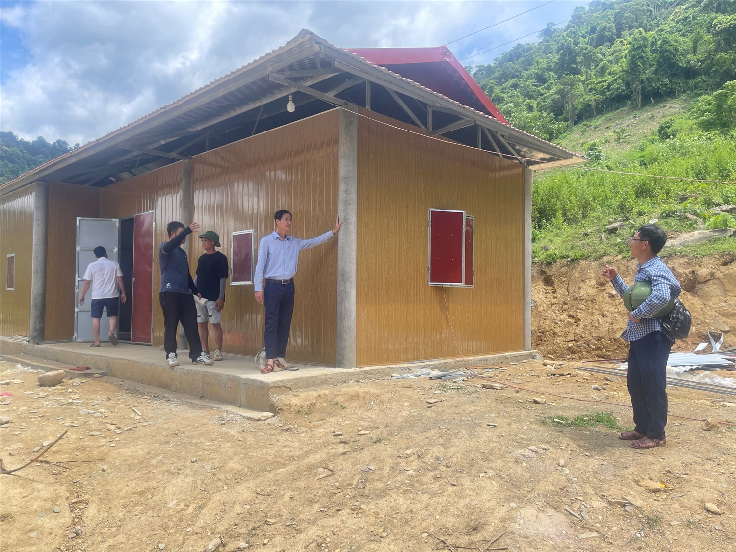 Ngôi nhà của chị La Thị Thúy ở bản Co Phạt được hỗ trợ xây dựng mới, kín trên, bền dưới - Ảnh: TH