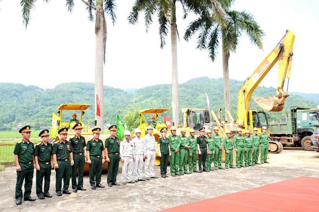 Máy móc, trang thiết bị phục vụ thi công đã được nhà thầu tập kết tại công trình (ảnh Trọng Bảo)