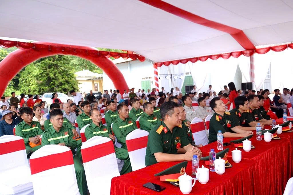 Các đại biểu và đội ngũ công nhân, kỹ thuật nhà thầu tại buổi Lễ khởi công (ảnh Trọng Bảo) 