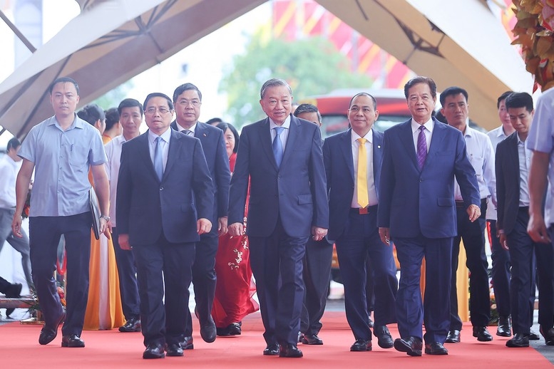 Tổng Bí thư Tô Lâm, Thủ tướng Chính phủ Phạm Minh Chính, nguyên Thủ tướng Chính phủ Nguyễn Tấn Dũng cùng các đại biểu tới dự lễ khởi công, khánh thành 250 công trình - Ảnh: VGP/Nhật Bắc