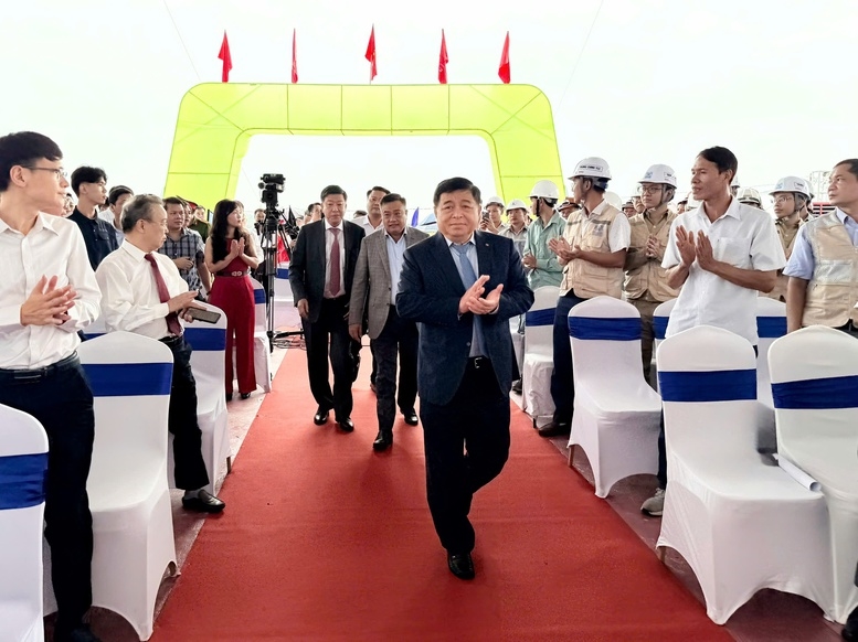 Phó Thủ tướng Chính phủ Nguyễn Chí Dũng dự Lễ khởi công cầu Ngọc Hồi và đường dẫn hai đầu cầu, công trình trọng điểm nối thủ đô Hà Nội với tỉnh Hưng Yên - Ảnh: VGP/Thu Sa