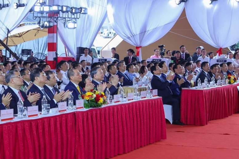 Các đồng chí lãnh đạo, nguyên lãnh đạo Đảng, Nhà nước và các đại biểu tham dự lễ khởi công, khánh thành 250 công trình tại điểm cầu trung tâm - Ảnh: VGP/Nhật Bắc
