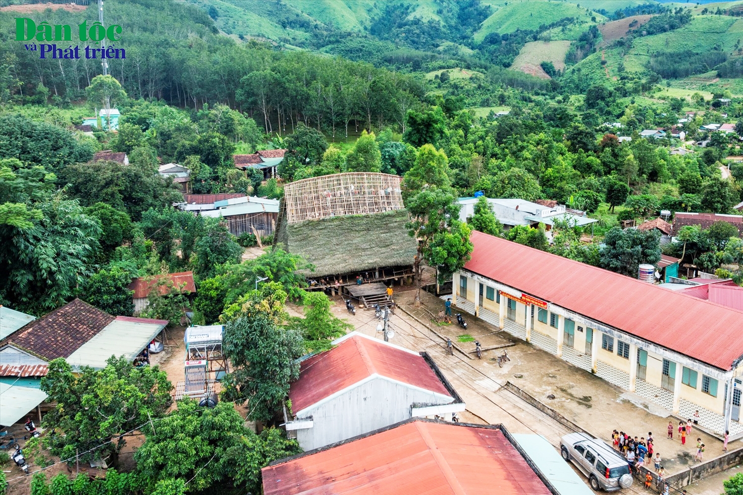 Nhà rông làng Kon Teo Đăk Lấp được xây dựng năm 1976 và được xem là linh hồn của làng. Dân làng đang chung tay, góp sức sửa chữa lại nhà rông truyền thống. (Ảnh: Ngọc Chí)