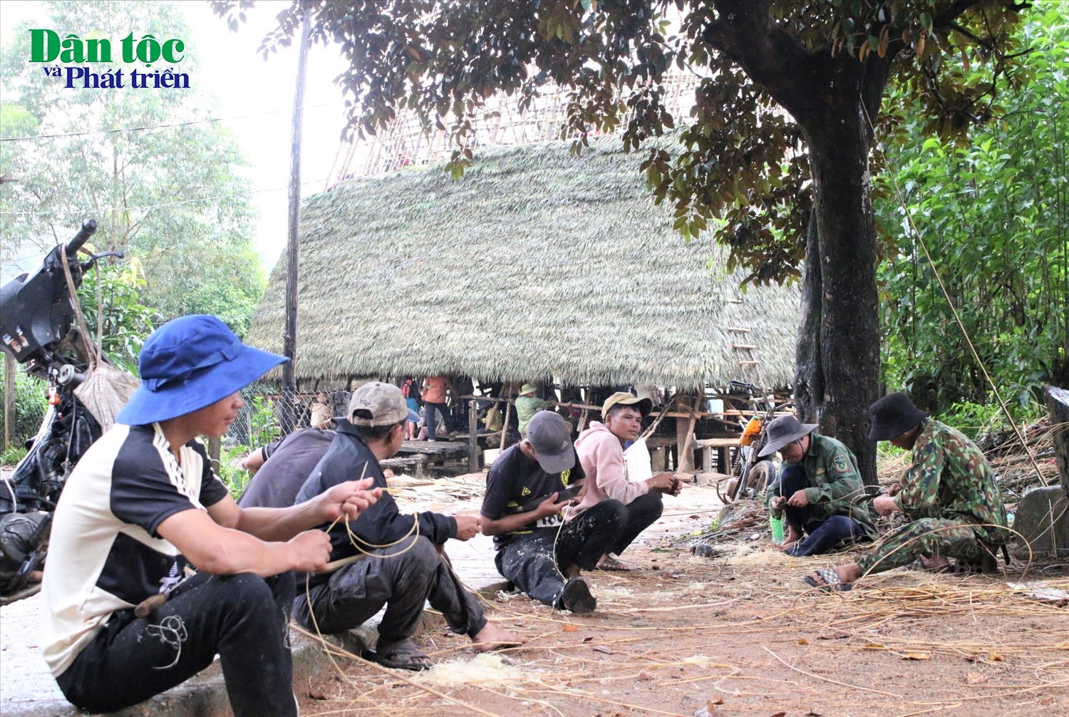 Trong quá trình sửa chữa lại nhà rông, làng Kon Teo Đăk Lấp chia thành nhiều tổ và mỗi tổ đảm nhận những phần việc khác nhau. (Ảnh: Ngọc Chí)