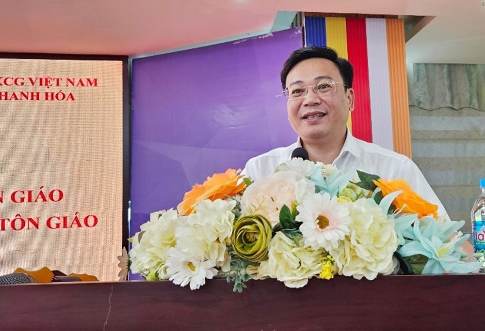 Ông Hồ Việt Anh - Trưởng phòng Tôn giáo, tín ngưỡng, Sở Dân tộc và Tôn giáo tỉnh Thanh Hóa cập nhật thông tin về tình hình tôn giáo và công tác tôn giáo trên địa bàn tỉnh. (Ảnh Quỳnh Trâm)
