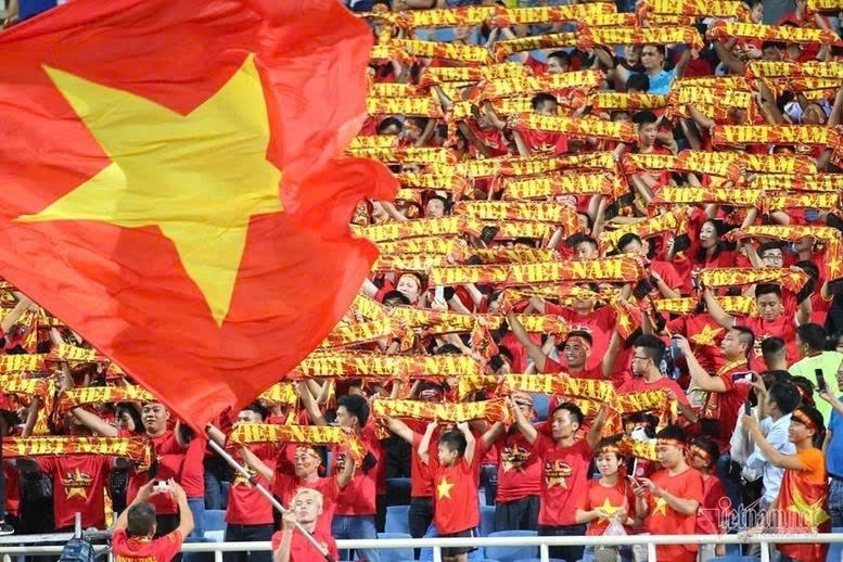 Chúng ta vẫn thấy tinh thần đoàn kết một lòng ấy, lòng yêu nước nồng nàn, sắt son ấy, khi những người trẻ làm rực đỏ những sân vận động, những khán đài, những con đường nhuốm màu cờ Tổ quốc và đồng thanh, đồng lòng cất vang bài Tiến quân ca