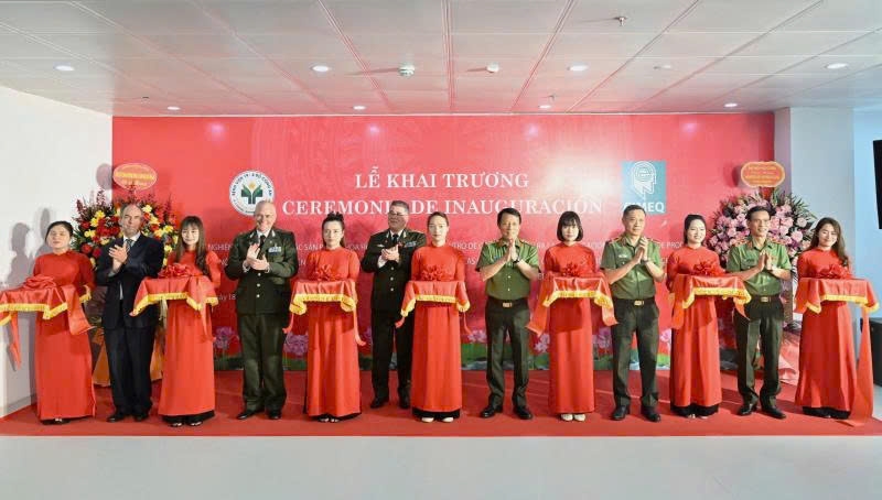 Bộ trưởng Lương Tam Quang cắt băng khánh thành khai trương Trung tâm hợp tác, nghiên cứu các sản phẩm khoa học y tế.Ảnh: Báo CAND
