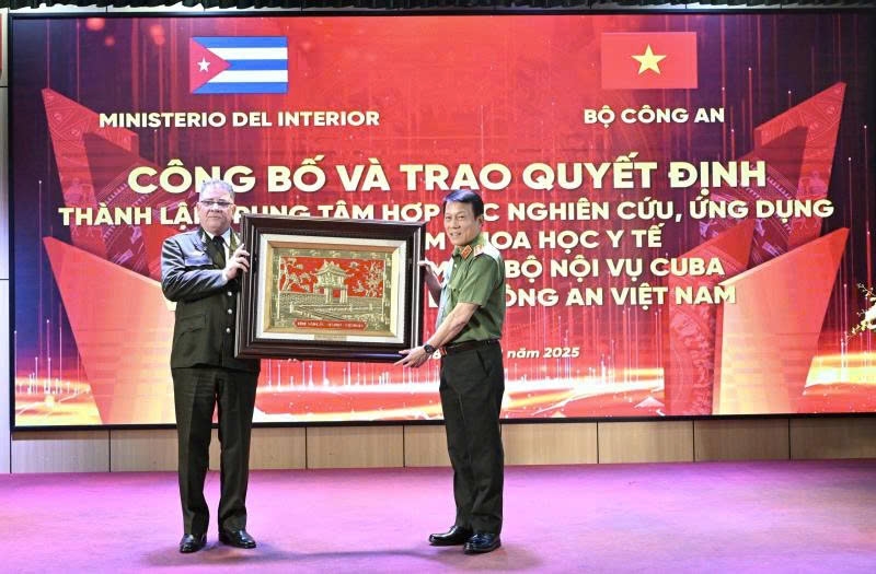 Bộ trưởng Lương Tam Quang trao tặng bức tranh cho ngài Lázaro Alberto Álvarez CasasẢnh: Báo CAND