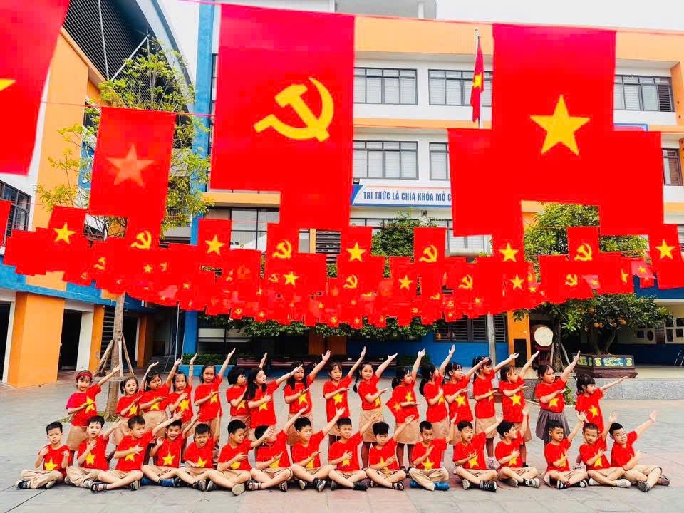 Trường Tiểu học Đoàn Khuê, Hà Nội được trang hoàng rực rỡ trong dịp lễ trọng đại của đất nước (Ảnh minh họa).