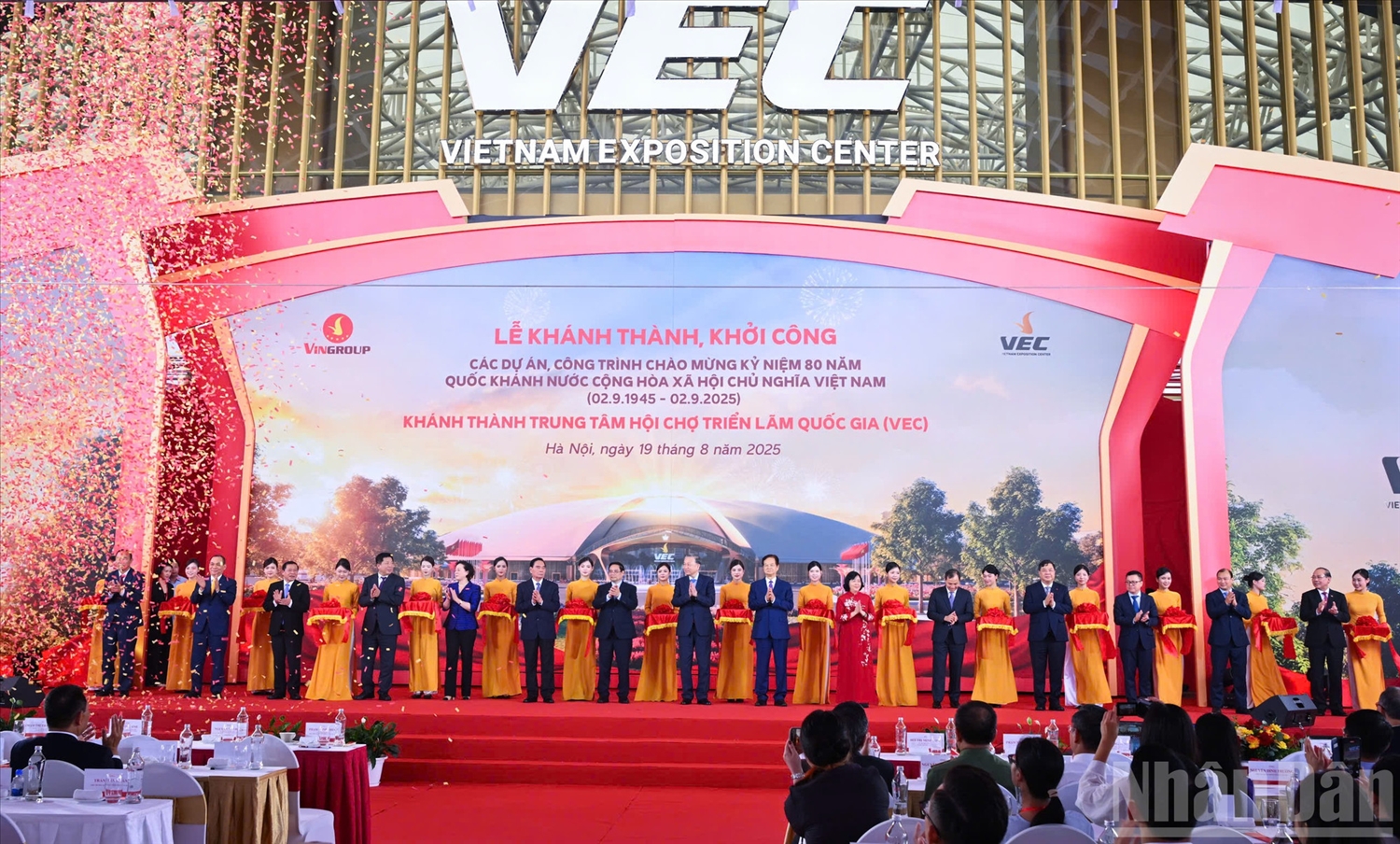 Tổng Bí thư Tô Lâm, Thủ tướng Phạm Minh Chính và các đại biểu thực hiện nghi thức cắt băng khánh thành, khởi công các công trình, dự án trọng điểm, tại điểm cầu Trung tâm Hội chợ Triển lãm Quốc gia (Đông Anh, Hà Nội).