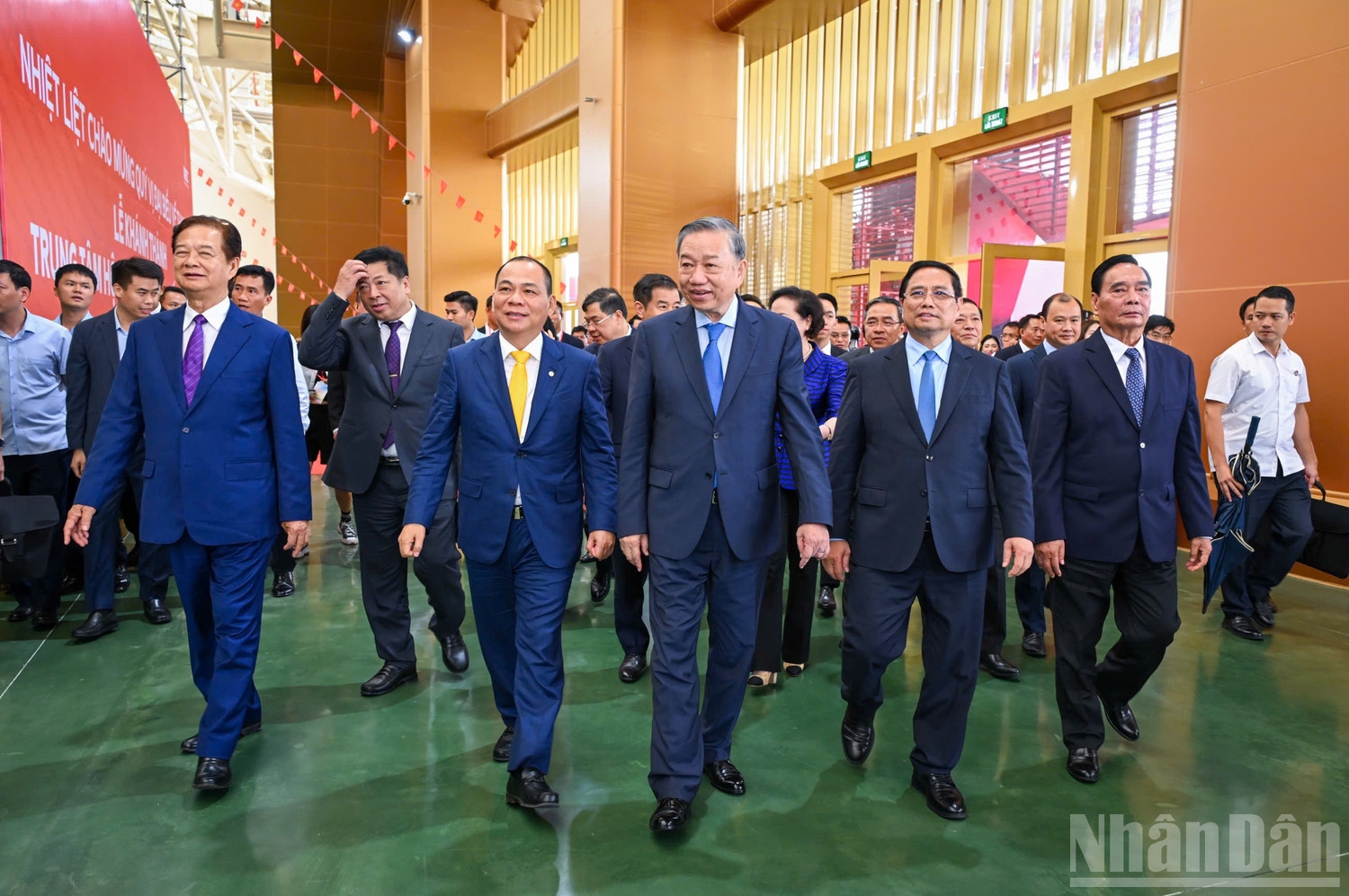 Sau khi thực hiện nghi thức cắt băng khánh thành, khởi công các công trình, dự án trọng điểm, Tổng Bí thư Tô Lâm, Thủ tướng Phạm Minh Chính cùng các đại biểu đã đi tham quan Trung tâm Hội chợ Triển lãm Quốc gia.