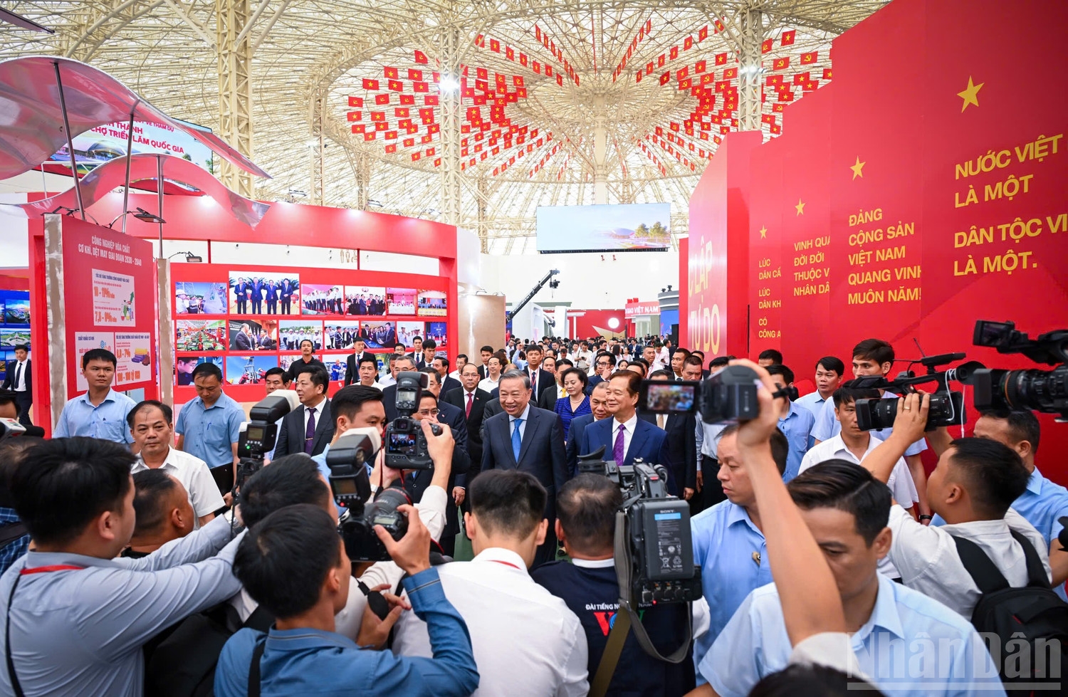 Trung tâm Hội chợ Triển lãm Quốc gia là một trong 250 dự án, công trình trọng điểm được đồng loạt khánh thành, khởi công trong ngày 19/8 nhân kỷ niệm 80 năm Cách mạng Tháng Tám và Quốc khánh 2/9.