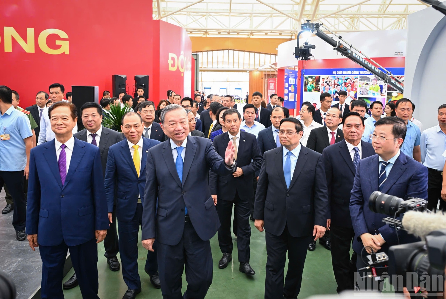 Trung tâm Hội chợ Triển lãm Quốc gia có quy mô hơn 304.000m2 diện tích triển lãm trong nhà và 200.000m2 diện tích triển lãm ngoài trời, được định vị trở thành tổ hợp trung tâm triển lãm lớn nhất Đông Nam Á. Điểm nhấn của công trình là mái vòm thép đồ sộ của nhà triển lãm Kim Quy với chiều cao hơn 56m, đường kính 360m và khối lượng lên tới 24.000 tấn. Đây là mái vòm thép lớn nhất thế giới, toàn bộ thép đều do Việt Nam sản xuất, được thiết kế lấy cảm hứng từ mai rùa thần Kim Quy - biểu tượng gắn liền với truyền thuyết Cổ Loa.