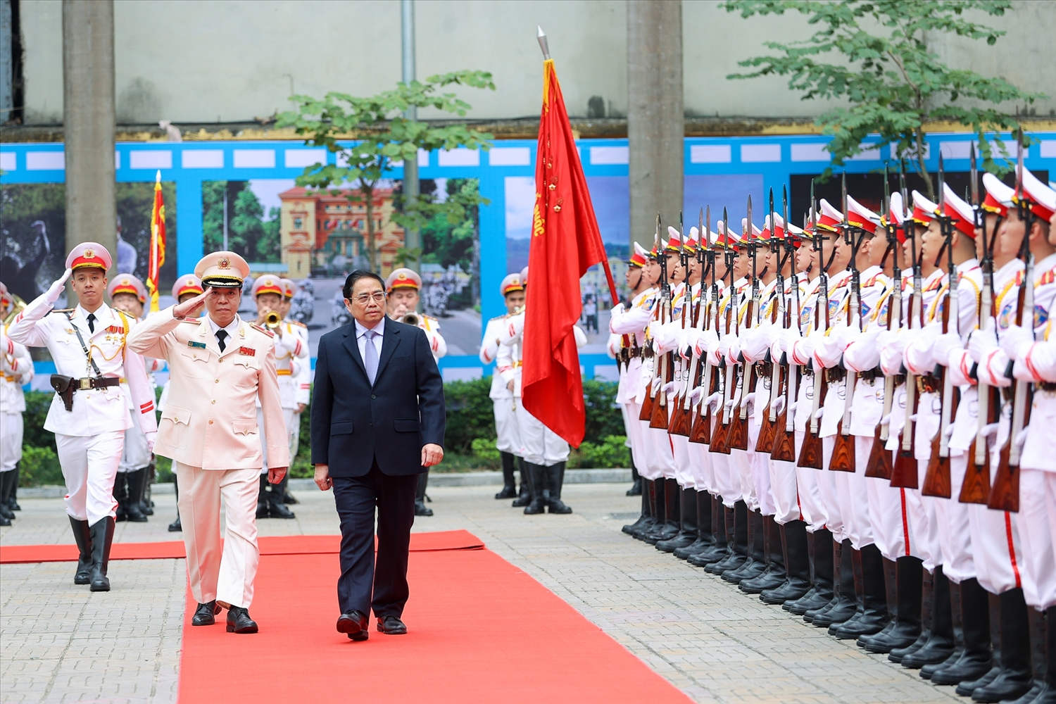 Lực lượng Công an nhân dân luôn là ""Thanh bảo kiếm" của Đảng, Nhà nước, "Lá chắn thép" vững chắc trong bảo vệ an ninh Tổ quốc, đấu tranh với các loại tội phạm, giữ gìn cuộc sống bình yên, hạnh phúc, ấm no của Nhân dân- Ảnh VGP/Nhật Bắc