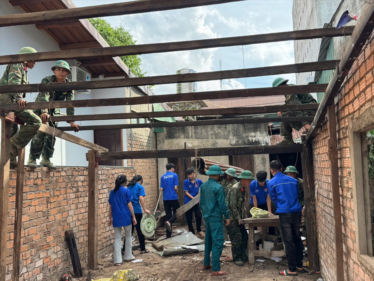 Nhiều công trình xóa nhà tạm, nhà dột nát có sự đóng góp không nhỏ của đoàn viên thanh niên (Ảnh: L.H)