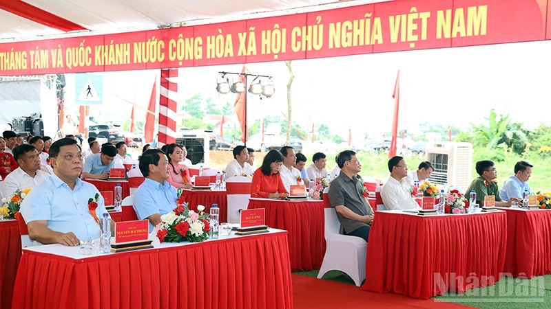 Bí thư Tỉnh ủy Tuyên Quang Hầu A Lềnh cùng Thứ trưởng Bộ Dân tộc và Tôn giáo Nguyễn Hải Trung dự lễ khánh thành, khởi công tại điểm cầu xã Sơn Dương, tỉnh Tuyên Quang (Ảnh: Báo Nhân Dân).