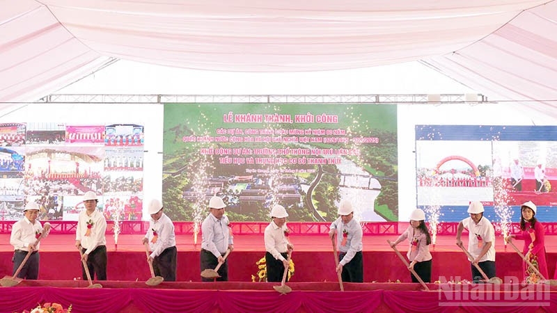 Các đại biểu thực hiện nghi thức khởi công Dự án xây dựng Trường phổ thông nội trú liên cấp Tiểu học và Trung học cơ sở Thanh Thủy, xã Thanh Thủy, tỉnh Tuyên Quang (Ảnh: Báo Nhân Dân).
