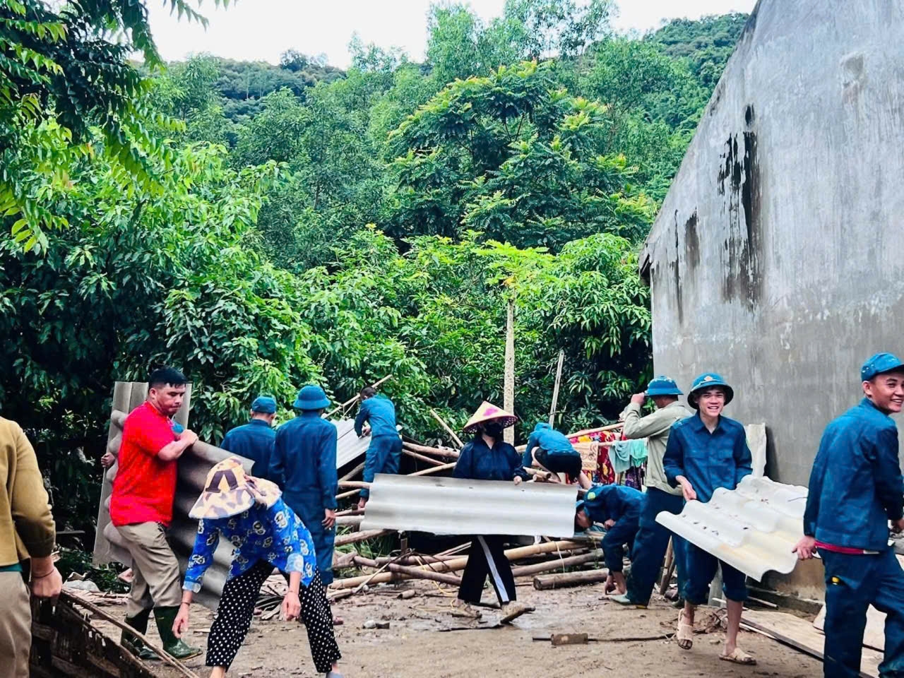 Chính quyền xã Lượng Minh chủ động, linh hoạt bố trí lực lượng tại chỗ ứng cứu với mưa lũ hiệu quả - Trong ảnh: Các lực lượng tại chỗ xã Lượng Minh hỗ trợ người dân bản Lạ dọn dẹp sau lũ - Ảnh: Thanh Hải