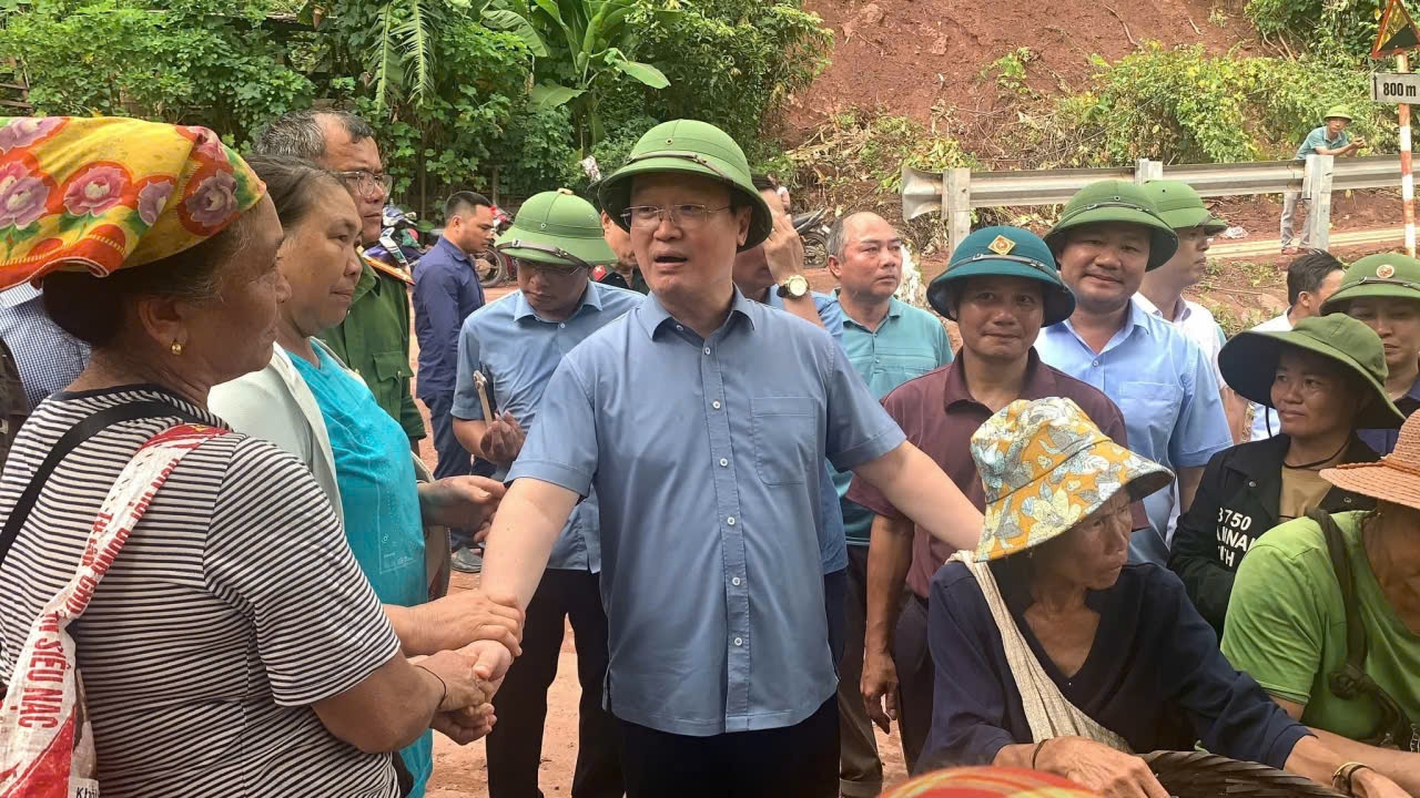 Bí thư Tỉnh ủy Nghệ An Nguyễn Đức Trung động viên, chia sẻ mất mát với bà con vùng lũ xã Mỹ Lý - Ảnh: Phạm Bằng