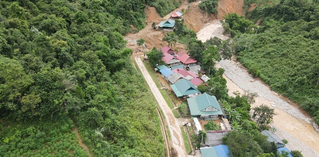 Nhôn Mai là xã bị cô lập hoàn toàn lâu ngày nhất trong số các xã miền Tây Nghệ An bị ảnh hưởng do mưa lũ. Các lực lượng đã nỗ lực, khắc phục khó khăn để tiếp ứng nhu yếu phẩm cho bà con - Ảnh: Doãn Hòa