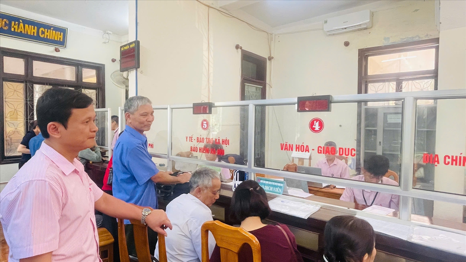 Trong quá trình triển khai hoạt động tín dụng chính sách vùng đồng bào DTTS, Ngân hàng CSXH Minh Hóa đã ứng dụng nền tảng mạng xã hội để cung cấp thông tin kịp thời cho người vay vốn (Ảnh: Phạm Tiến)