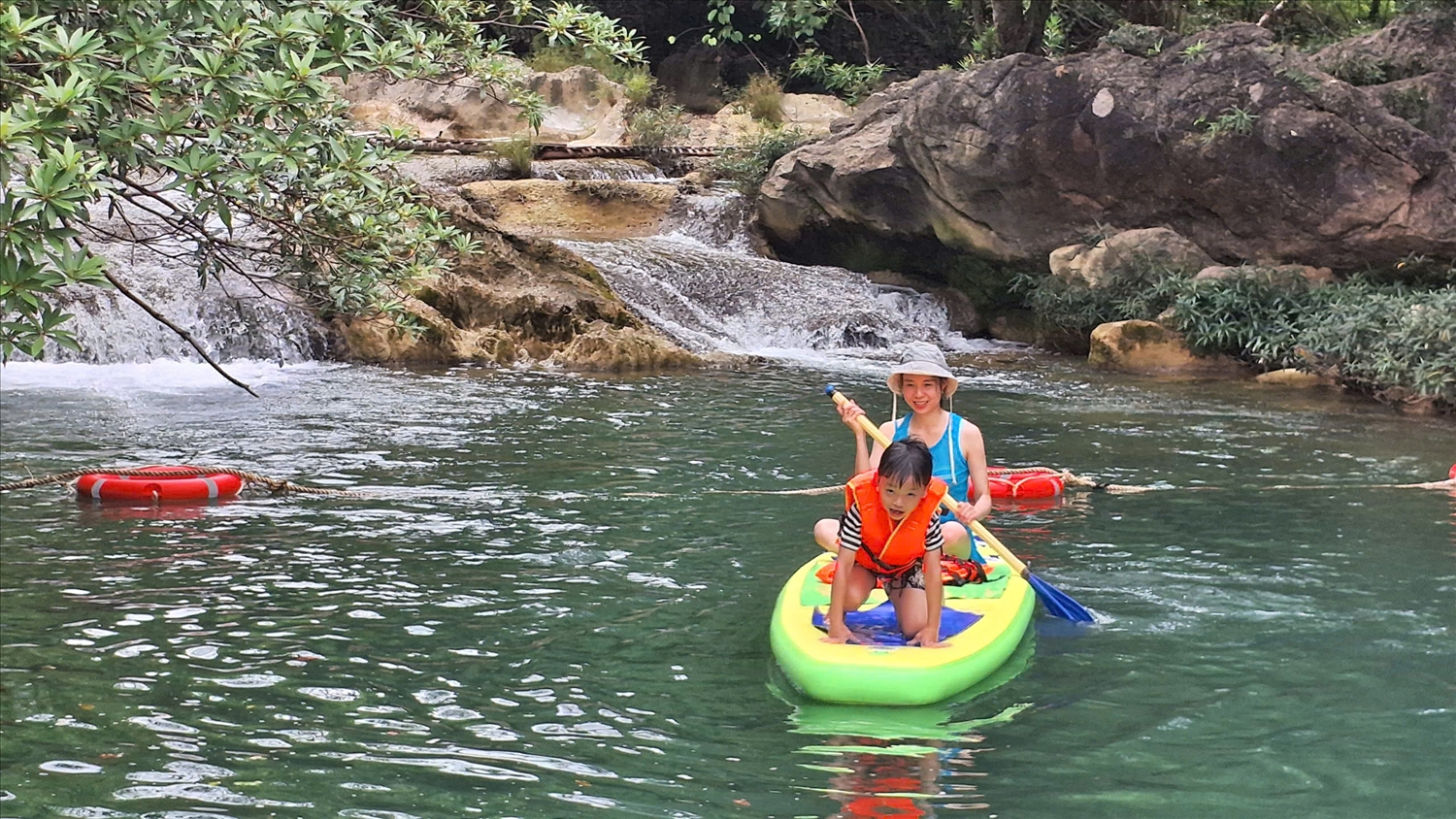 Đến với điểm du lịch Suối Bản, Du khách còn được đắm mình trong dòng suối bản Còi Đá (Ảnh: Phạm Tiến)