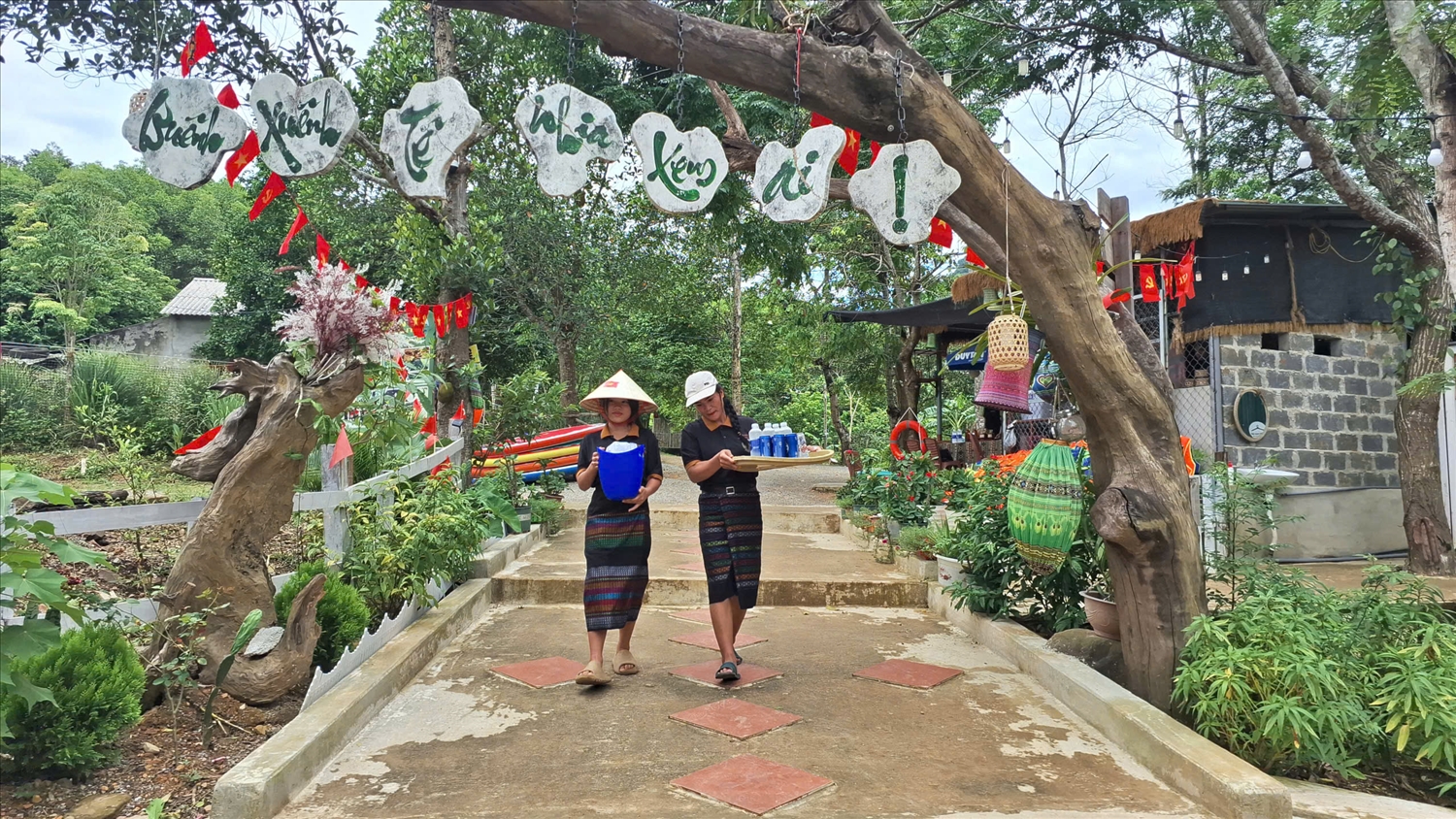 Điểm di lịch Suối Bản không chỉ là điểm đến mà còn là nơi giới thiệu nét văn hóa đậm đà bẳn sắc của đồng bào Bru Vân Kiều đến với du khách (Ảnh: Phạm Tiến)