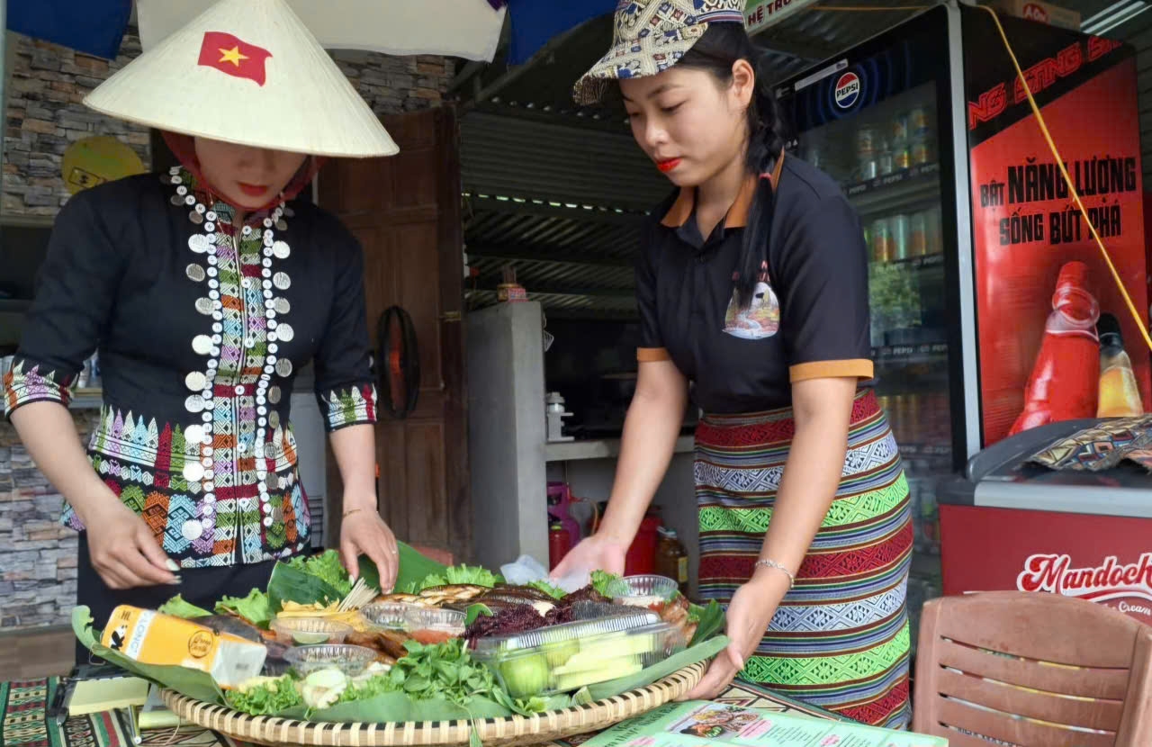 Cheo cá suối, xôi nếp than, gà nướng.....là những món ăn đậm đà bản sắc của đồng bào Bru Vân Kiều (Ảnh: Phạm Tiến) 