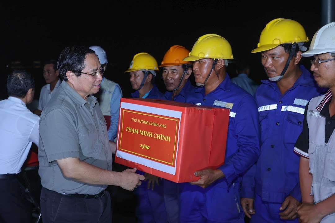 Thủ tướng tặng quà, động viên đội ngũ cán bộ, kỹ sư, công nhân, người lao động trên công trường dự án vành đai 3 TPHCM đoạn Tân Vạn - Nhơn Trạch - Ảnh: VGP/Nhật Bắc