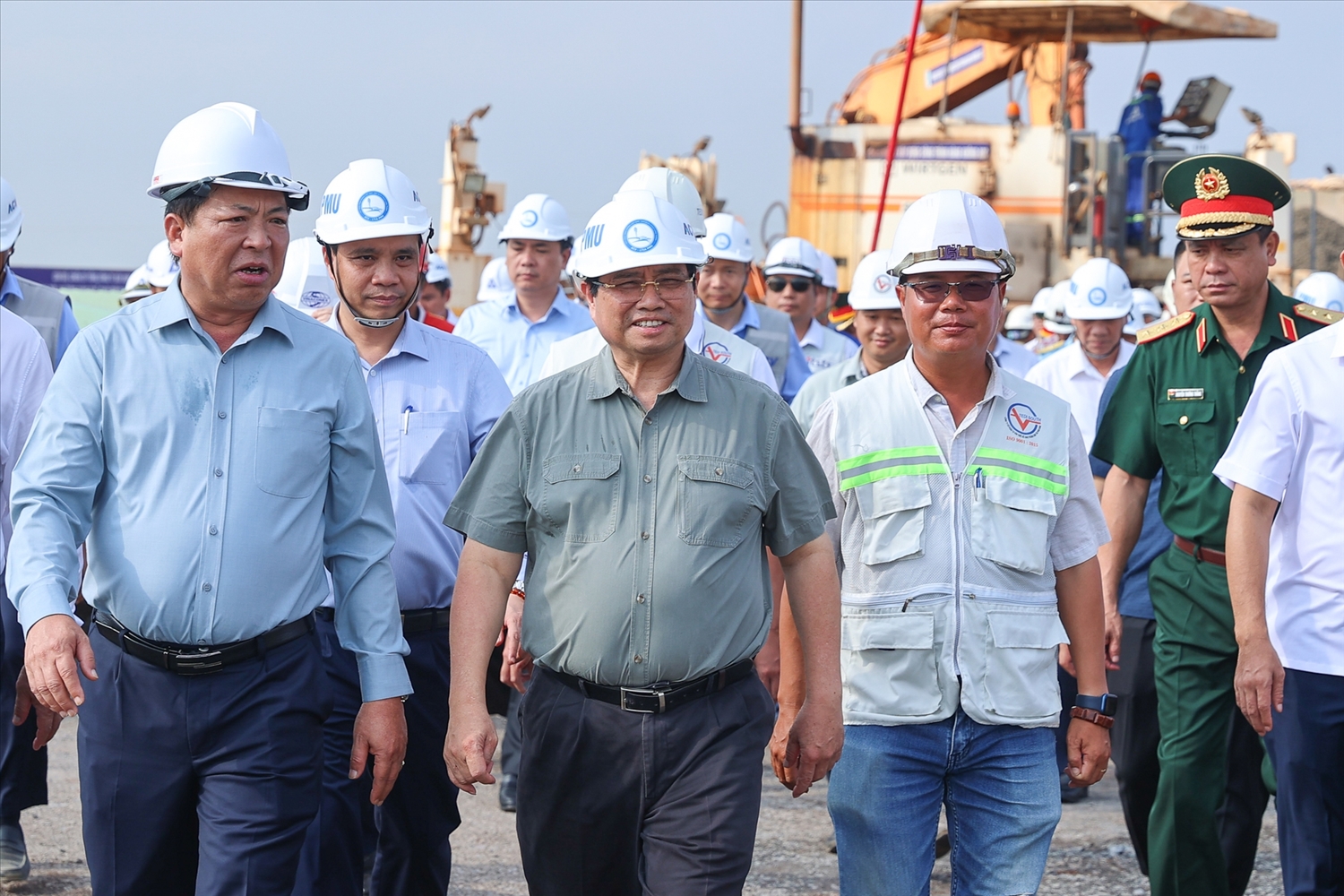 Thủ tướng Phạm Minh Chính kiểm tra hiện trường, động viên cán bộ, công nhân, người lao động trên công trường dự án cảng hàng không quốc tế Long Thành (tỉnh Đồng Nai) - Ảnh: VGP/Nhật Bắc 