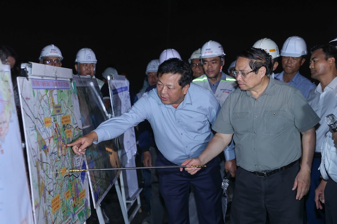 Thủ tướng Phạm Minh Chính kiểm tra dự án vành đai 3 TPHCM đoạn Tân Vạn - Nhơn Trạch, trong đó có dự án cầu Nhơn Trạch, tối 2/8 - Ảnh: VGP/Nhật Bắc