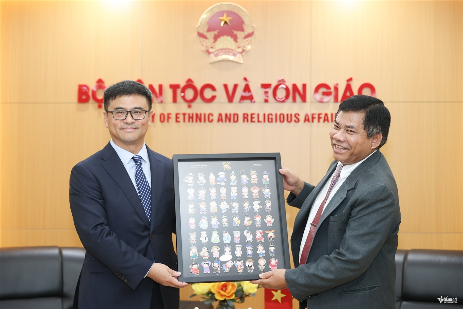 Giám đốc Đoàn Ca múa nhạc các dân tộc Trung ương Trung Quốc Vương Thành Cương tặng Thứ trưởng Y Thông bộ sưu tập về 56 dân tộc tại Trung Quốc