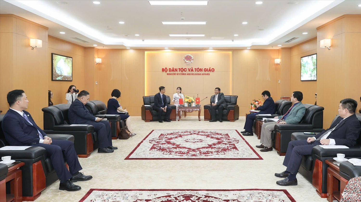 Toàn cảnh buổi chào xã giao tại trụ sở Bộ Dân tộc và Tôn giáo