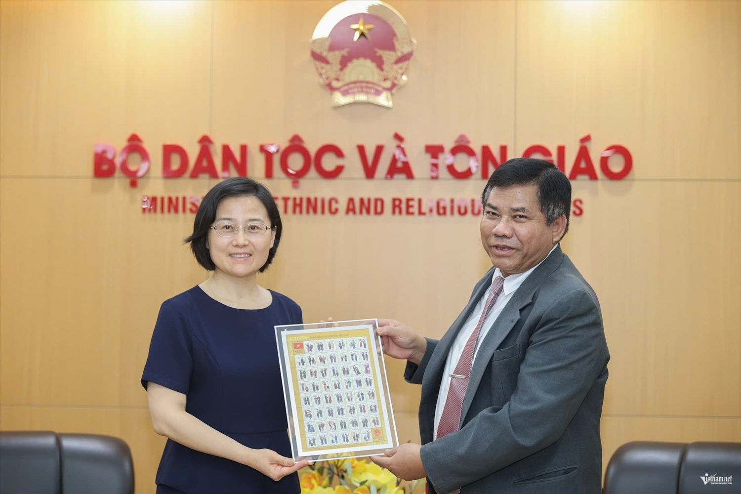 Thứ trưởng Y Thông tặng Phó Vụ trưởng Vụ Hợp tác quốc tế Triệu Tĩnh và các đại diện Ủy ban Dân tộc Nhà nước Trung Quốc món quà là bộ tem 54 dân tộc của Việt Nam