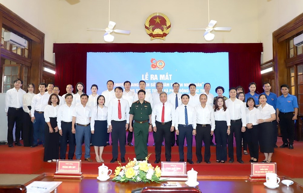 Các đại biểu tham dự buổi lễ chụp ảnh lưu niệm