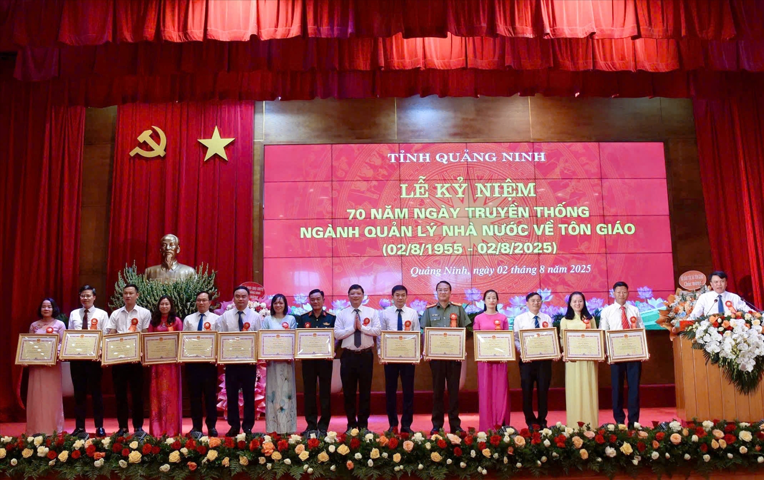 Nhiều tập thể, cá nhân được nhận Bằng khen của UBND tỉnh Quảng Ninh tại buổi lễ