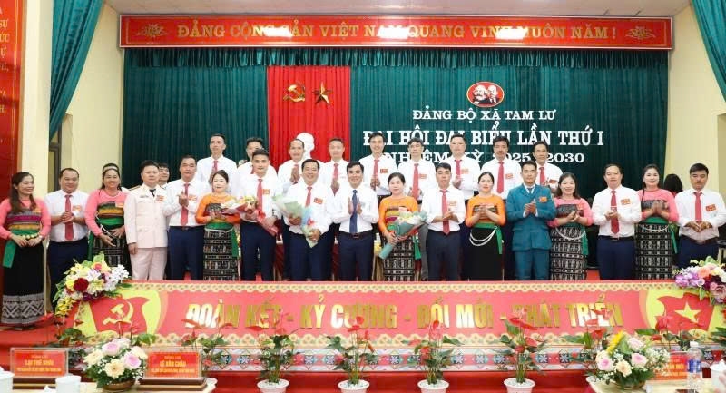 Lãnh đạo tỉnh tặng hoa chúc mừng Ban chấp hành Đảng bộ xã Tam Lư lần thứ I, nhiệm kỳ 2025 – 2030 (Ảnh Quỳnh Trâm)