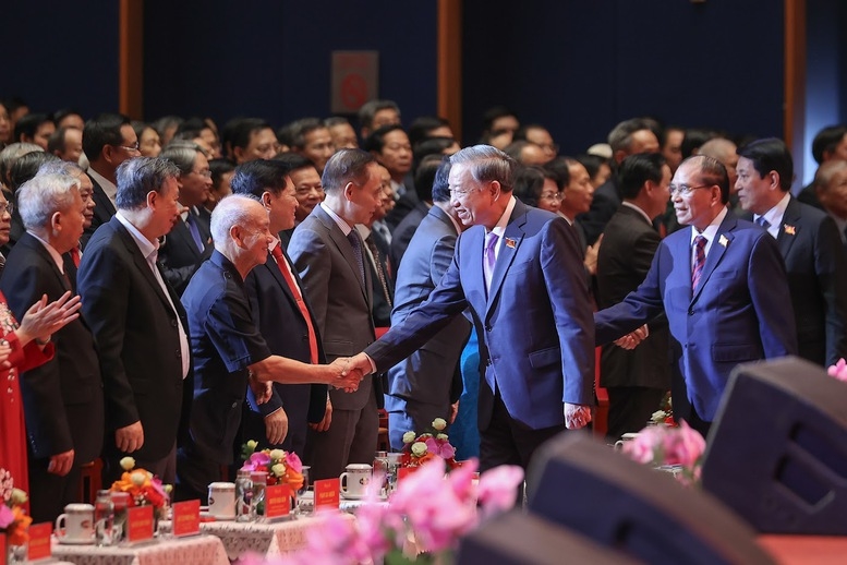 Tổng Bí thư Tô Lâm với các đại biểu tham dự Lễ kỷ niệm - Ảnh: VGP/Nhật Bắc