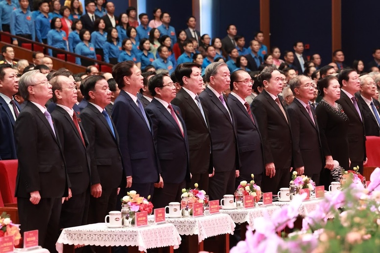 Các đại biểu thực hiện nghi thức Chào cờ - Ảnh: VGP/Nhật Bắc