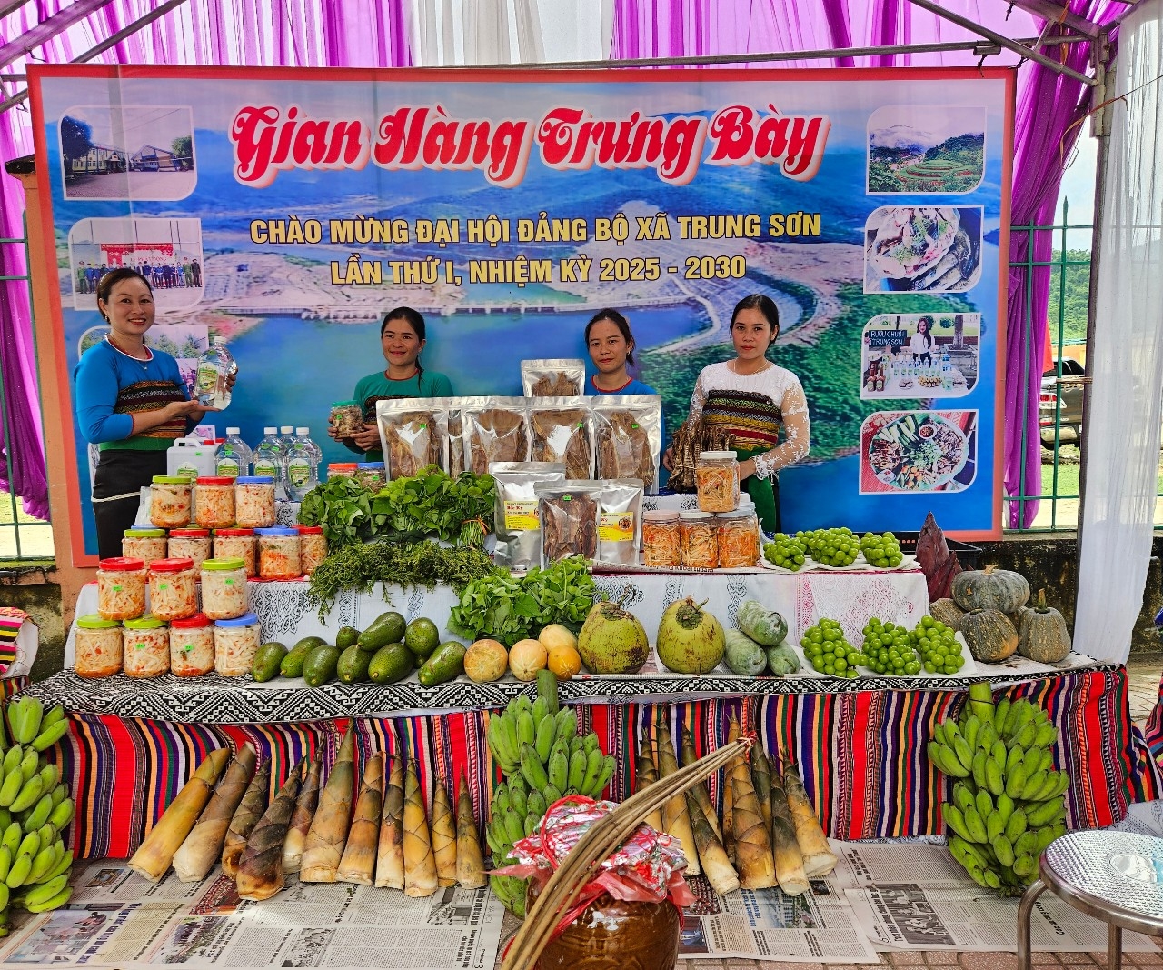 Gian hàng trưng bày các mặt hàng nông sản của người dân tại Đại hội.(ảnh Quỳnh Trâm)
