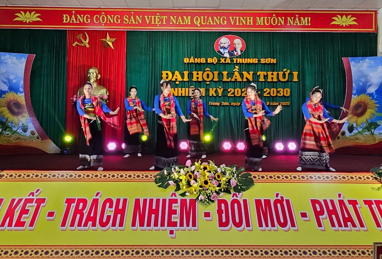 Văn nghệ chào mừng Đại hội (Ảnh:Quỳnh Trâm)