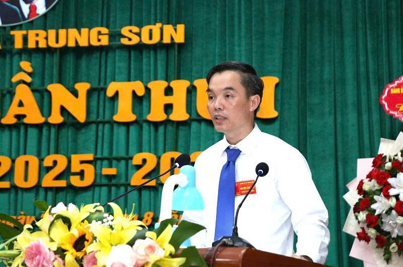 Lãnh đạo xã Trung Sơn trình bày báo cáo chính trị tại Đại hội.(ảnh Quỳnh Trâm)