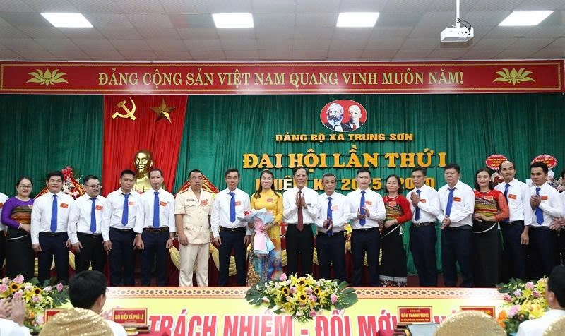 Lãnh đạo tỉnh tặng hoa chúc mừng Ban Chấp hành Đảng bộ xã Trung Sơn nhiệm kỳ 2025 - 2030.(ảnh Quỳnh Trâm)