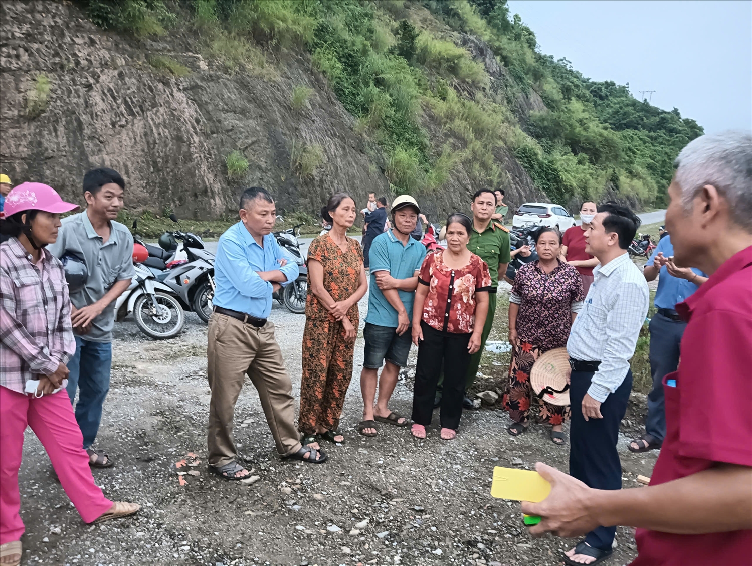 Người dân các bản Cửa Rào 2, Thạch Dương (xã Tương Dương) nghe phổ biến về chủ trương, thủ tục bốc thăm nhận đất trước khi được cấp trên hỗ trợ dựng lại nhà ở khu tái định cư - Ảnh: TH