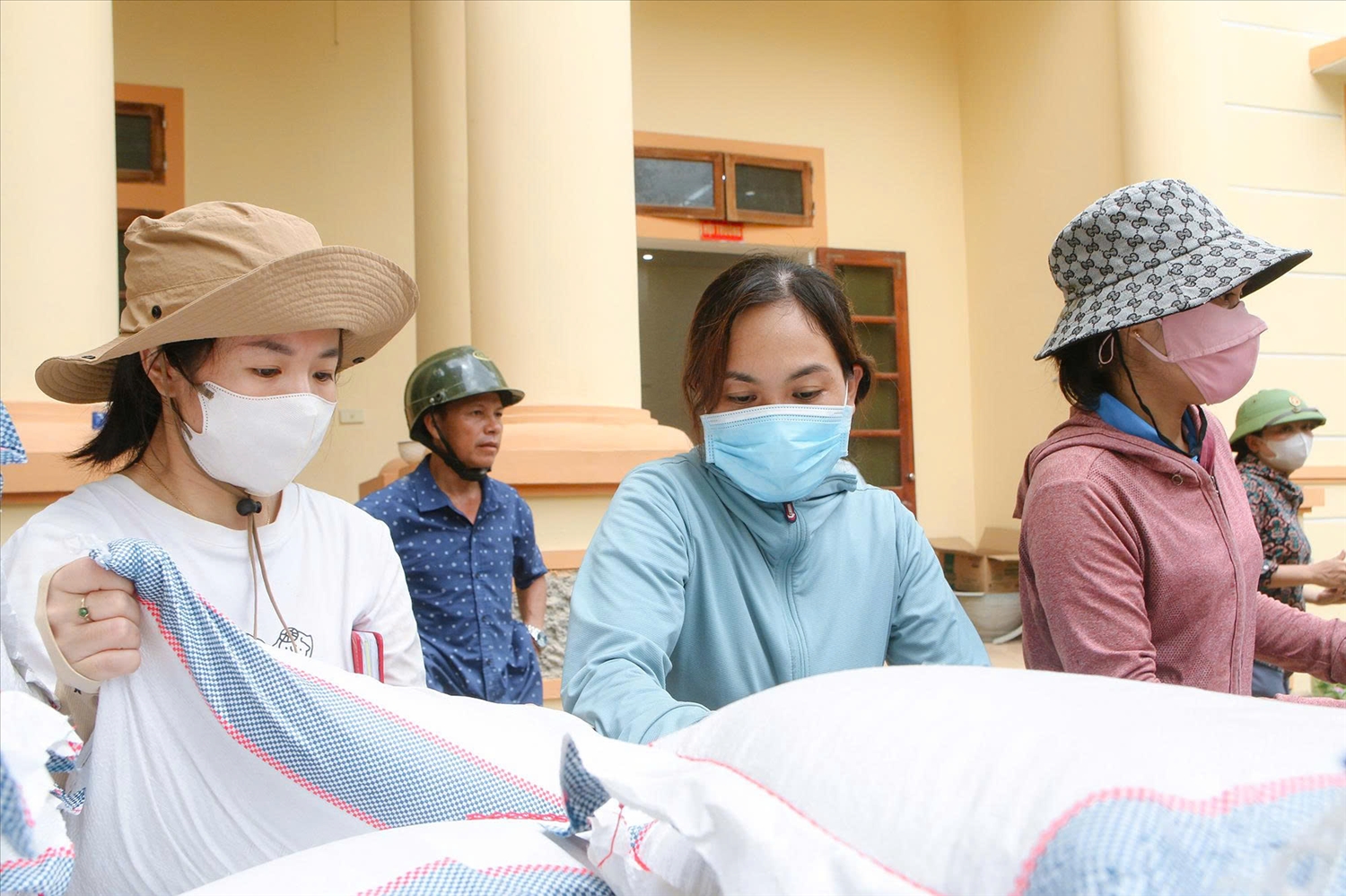 Dù công việc khá nặng nhọc so với chị em phụ nữ nhưng cô giáo Hà và các tình nguyện viên đã rất cố gắng để góp phần giúp người dân vùng lũ sớm ổn định cuộc sống (Ảnh: Đình Tuân)