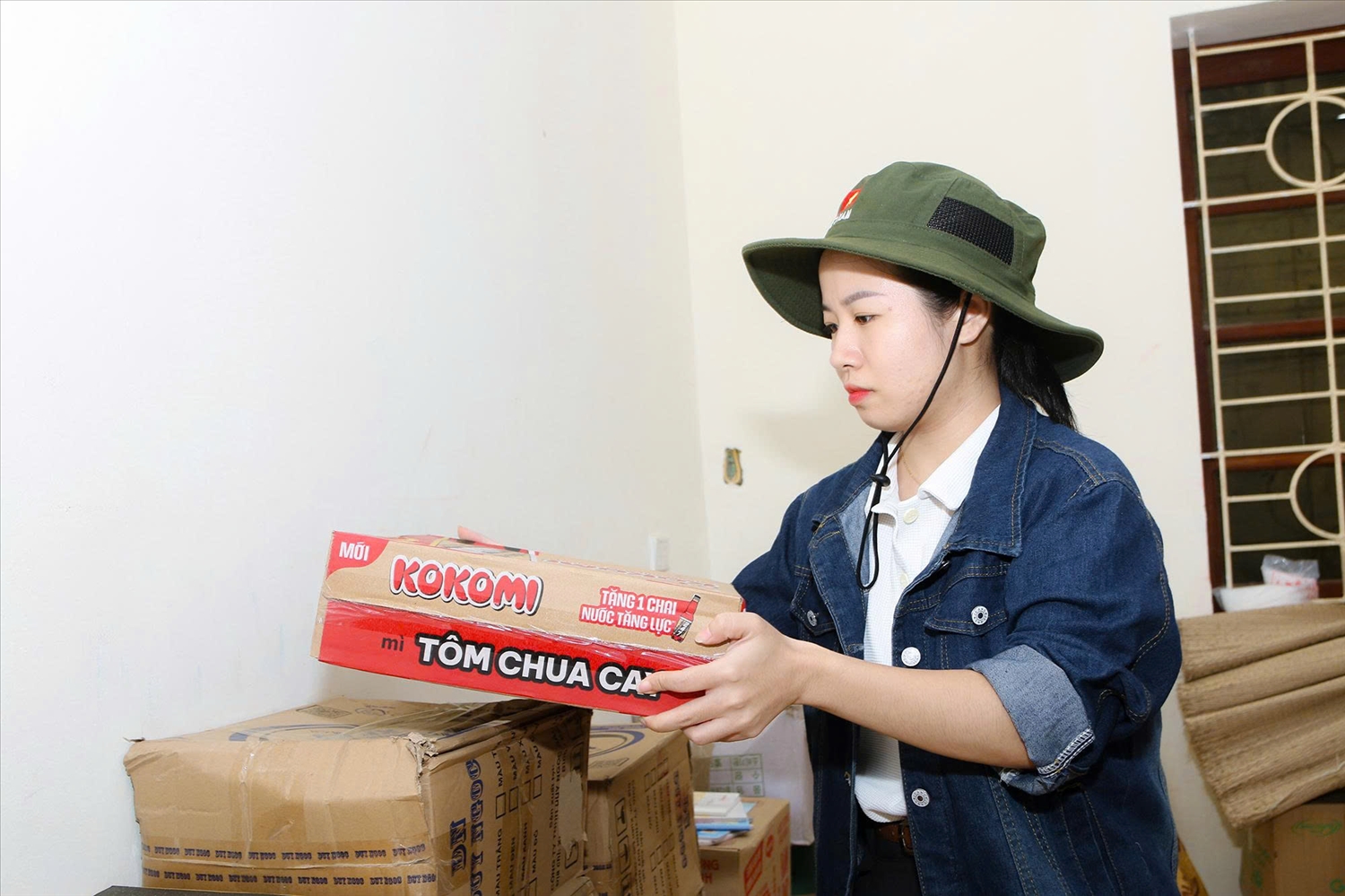 Cô Hà đã quyết định “gác” mùa hè của mình để góp sức cùng MTTQ Việt Nam xã Tương Dương trong những ngày cao điểm tiếp nhận và phân bổ hàng cứu trợ cho đồng bào vùng lũ (Ảnh: Đình Tuân)